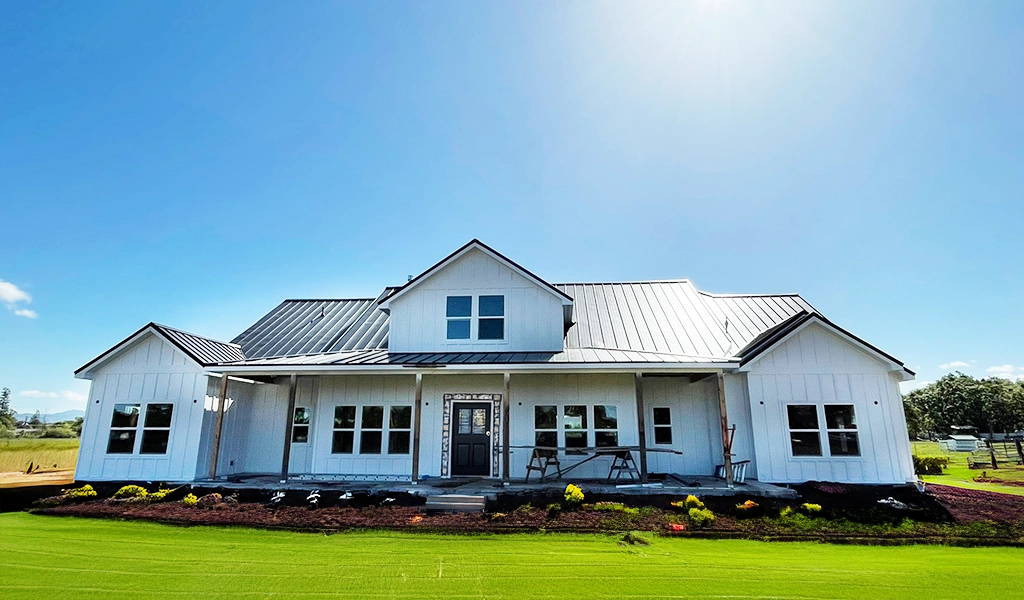 Black & White Residential Home in Southern Oregon featuring ASC Building Products' Skyline Roofing® in a Matte Black finish.